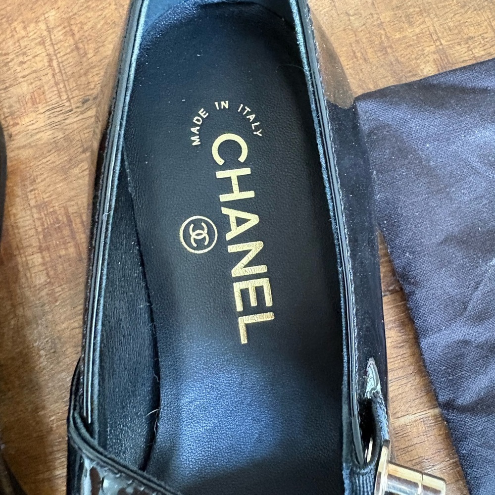 CHANEL Black Patent Mary Jane Flats with Gold CC Accent - Picture 9 of 11